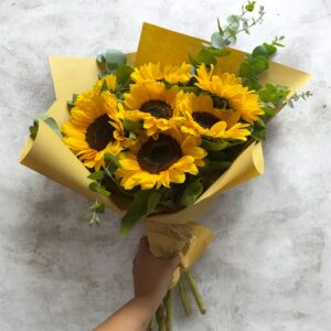 Ramo de 7 girasoles con toques de eucaliptos