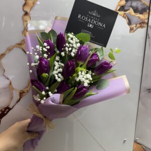 Ramo de 10 tulipanes morados escalonados