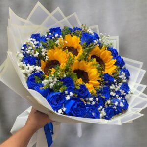 Ramo de 30 rosas azules y 4 girasoles