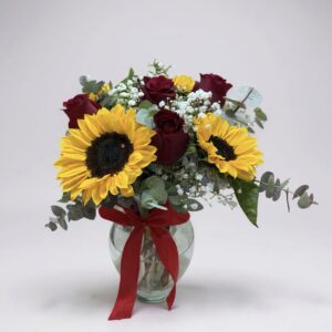 Florero de girasoles y rosas