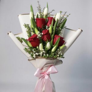 Ramo de 10 tulipanes blancos y 5 rosas rojas