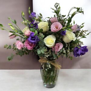 Florero grande Lisianthus mixtos y rosas blancas