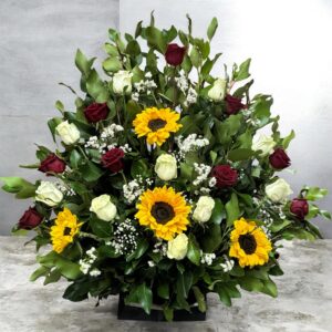 Arreglo floral mix de rosas con girasoles