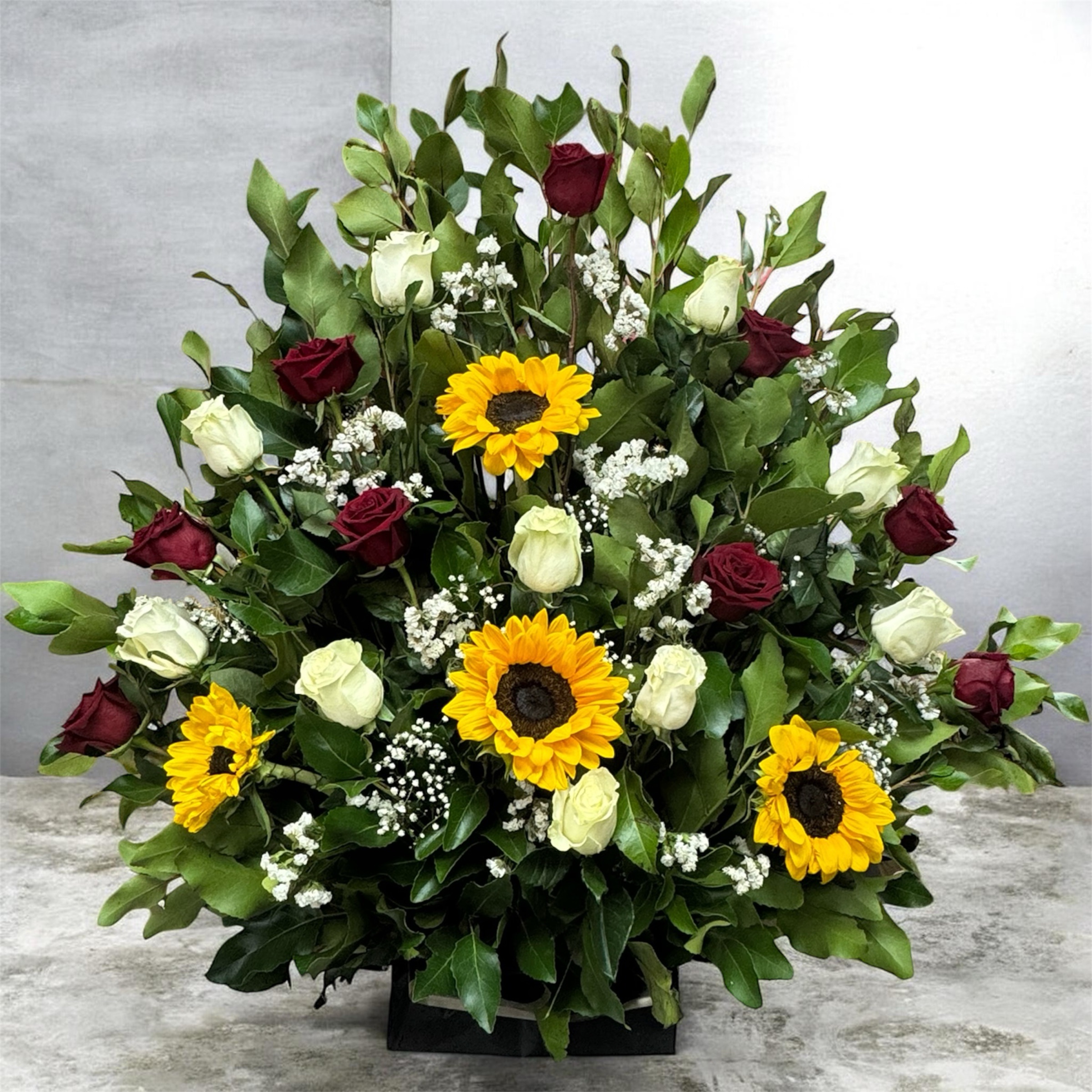 Arreglo floral mix de rosas con girasoles