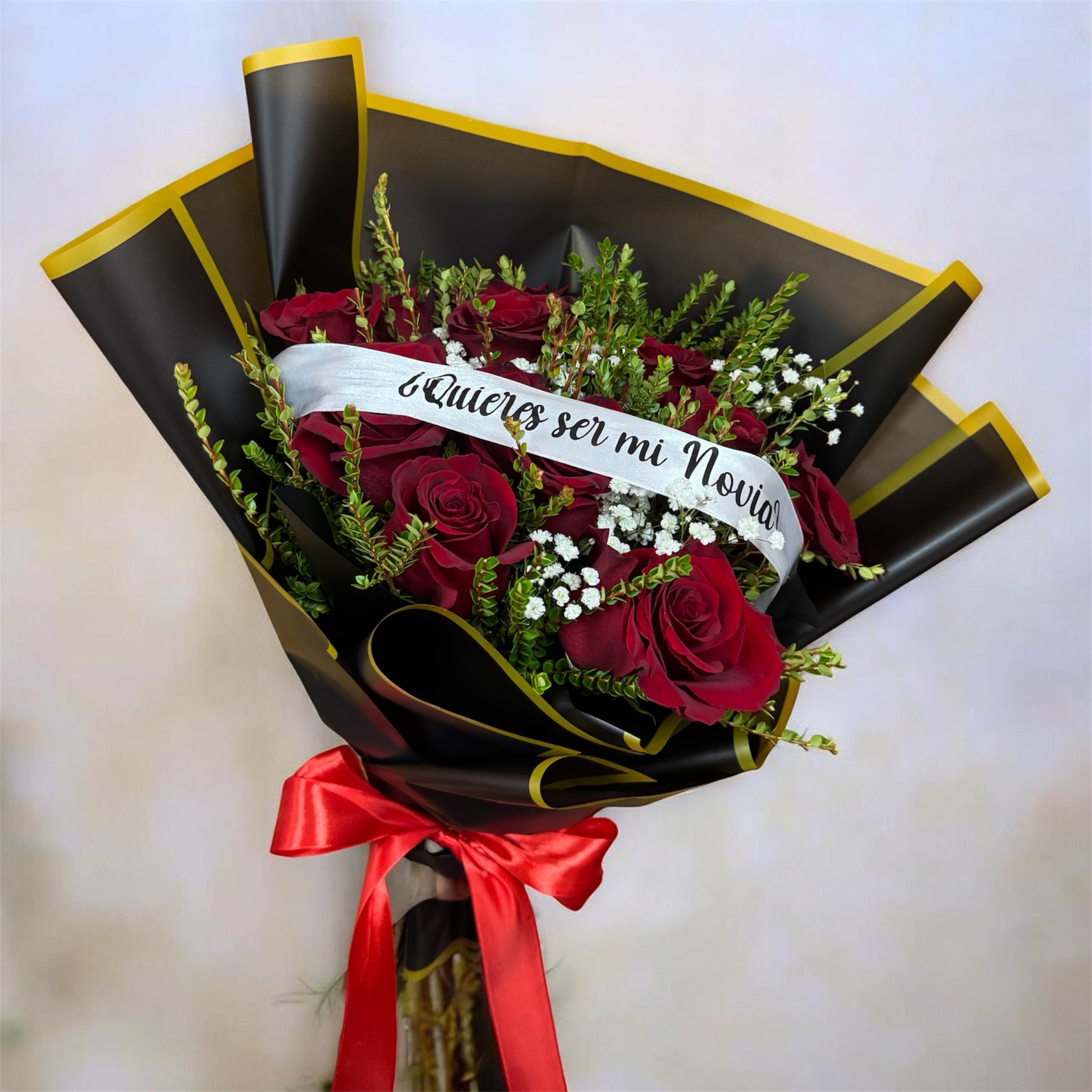 Ramo de 12 rosas rojas con cinta