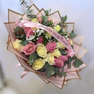 Ramo de 25 rosas rosadas y blancas  con cinta a elección