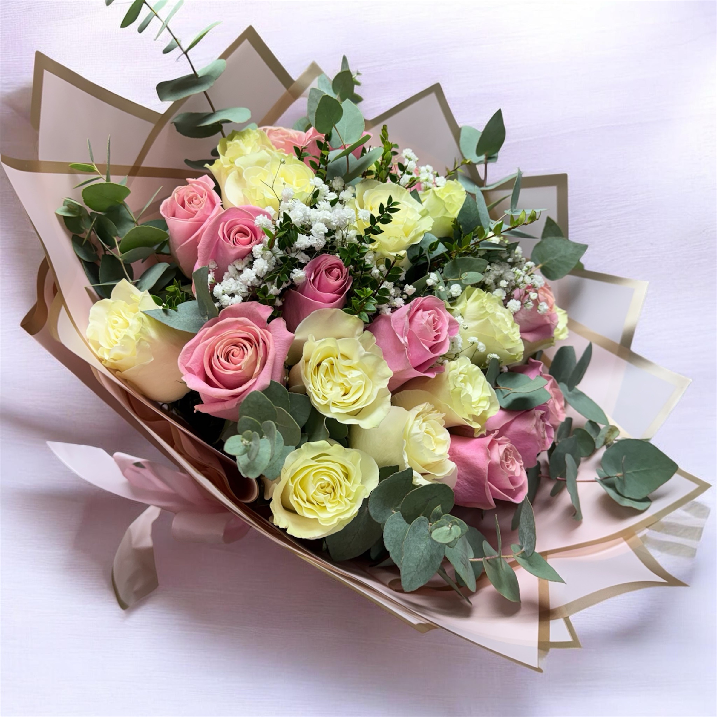 Ramo de 25 rosas rosadas y blancas con cinta a elección - Imagen 2