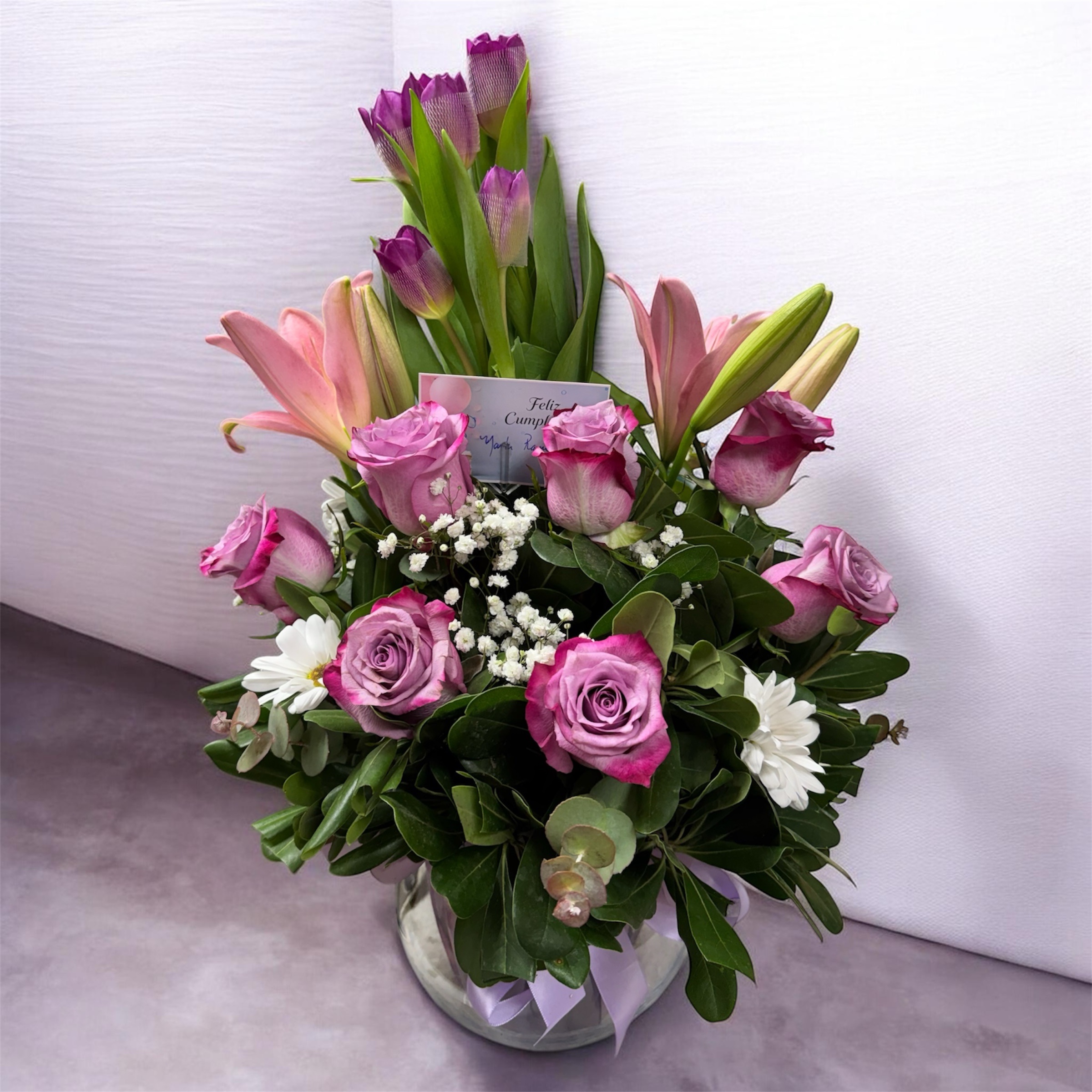 Pecera de rosas, tulipanes y Lilyum